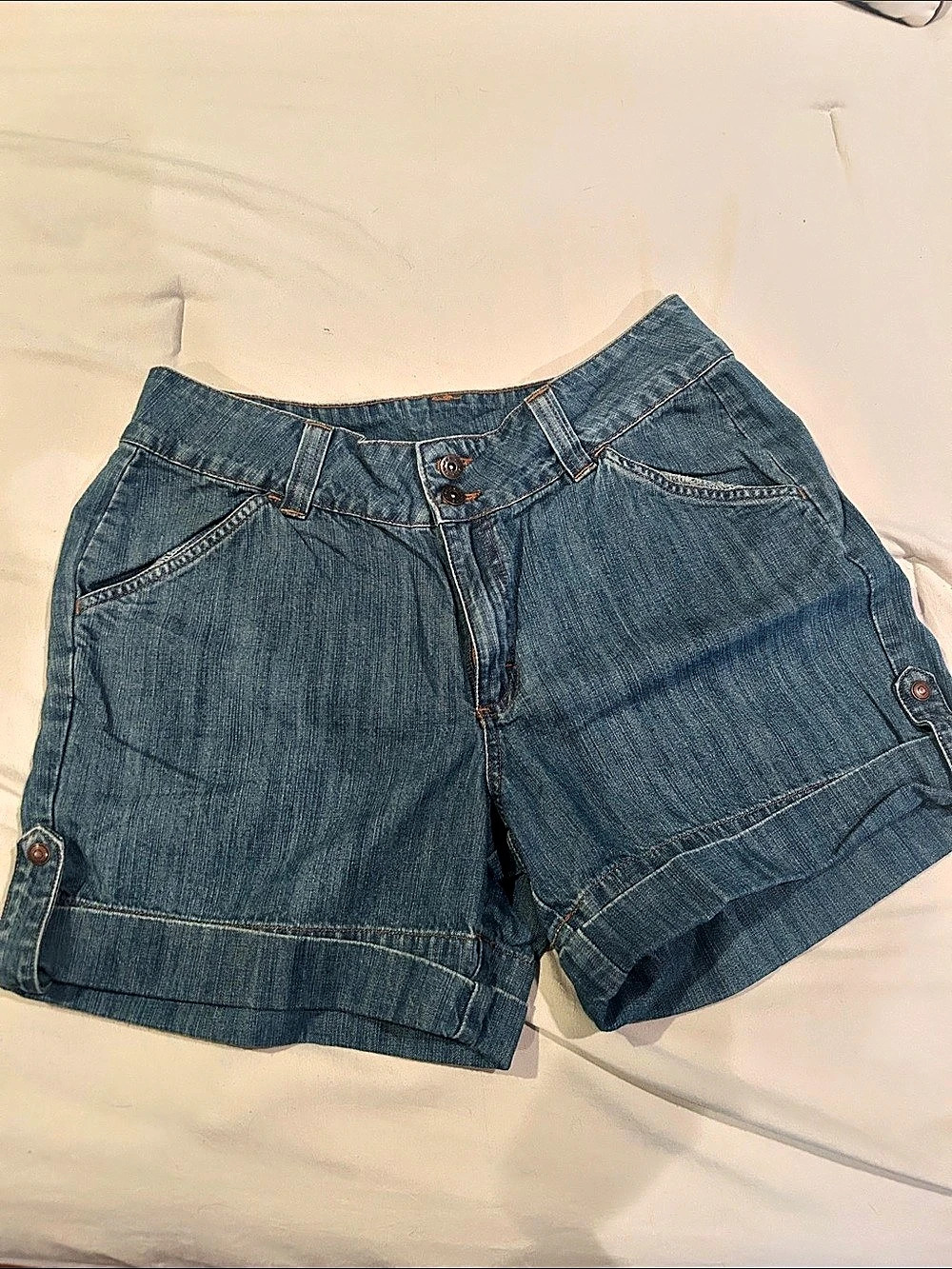 Riders by Lee Women's Belted Denim Cuff Short Denim Jean Shorts in Blue Like New